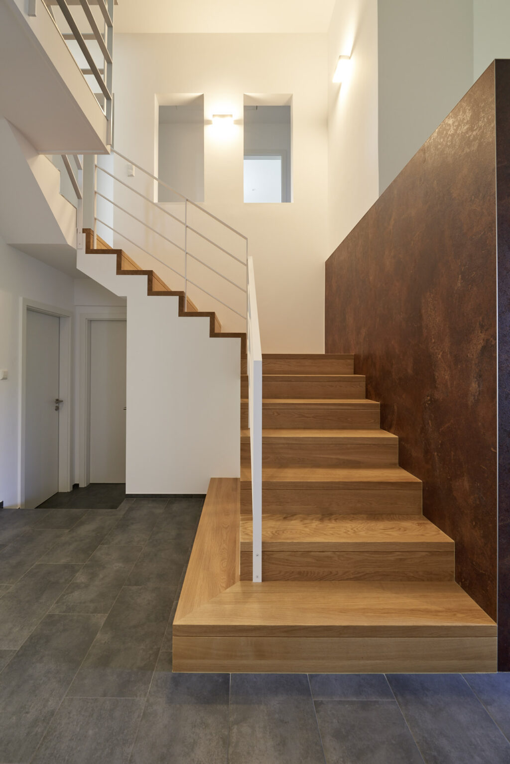 links neben Treppe